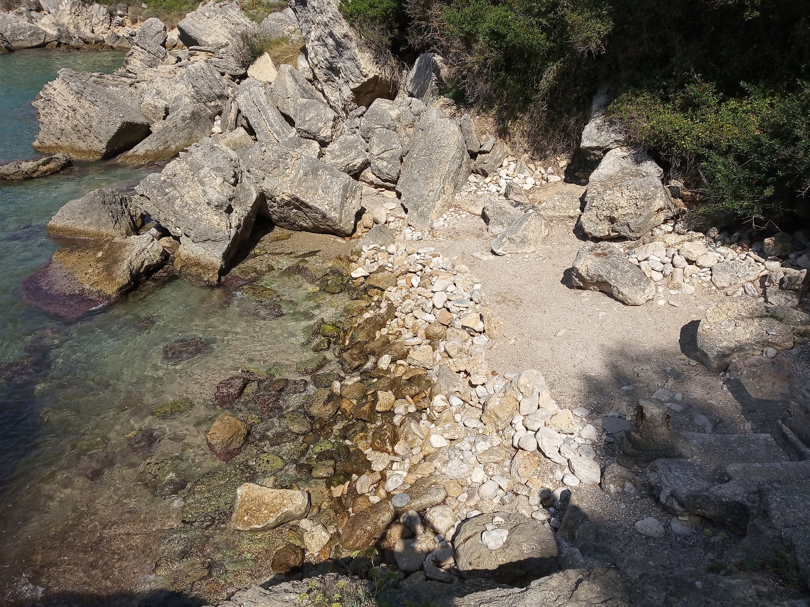 Polyos Beach'in fotoğrafı kısa, düz kıyı şeridi ile birlikte