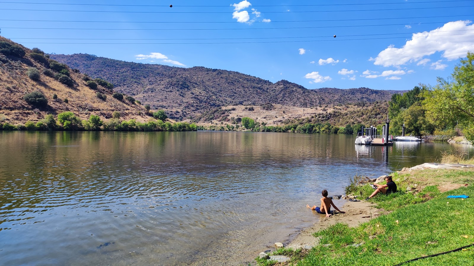 Praia Fluvial Foz do Rio Sabor'in fotoğrafı geniş bir kıyı şeridi ile birlikte