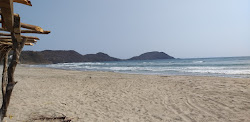 Foto von Playa de Cayaquito und die siedlung