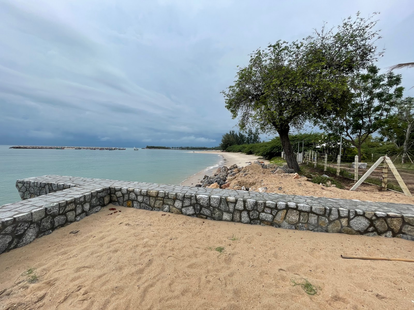 Photo de Bang Sai Yoi Beach avec rivage droit, long