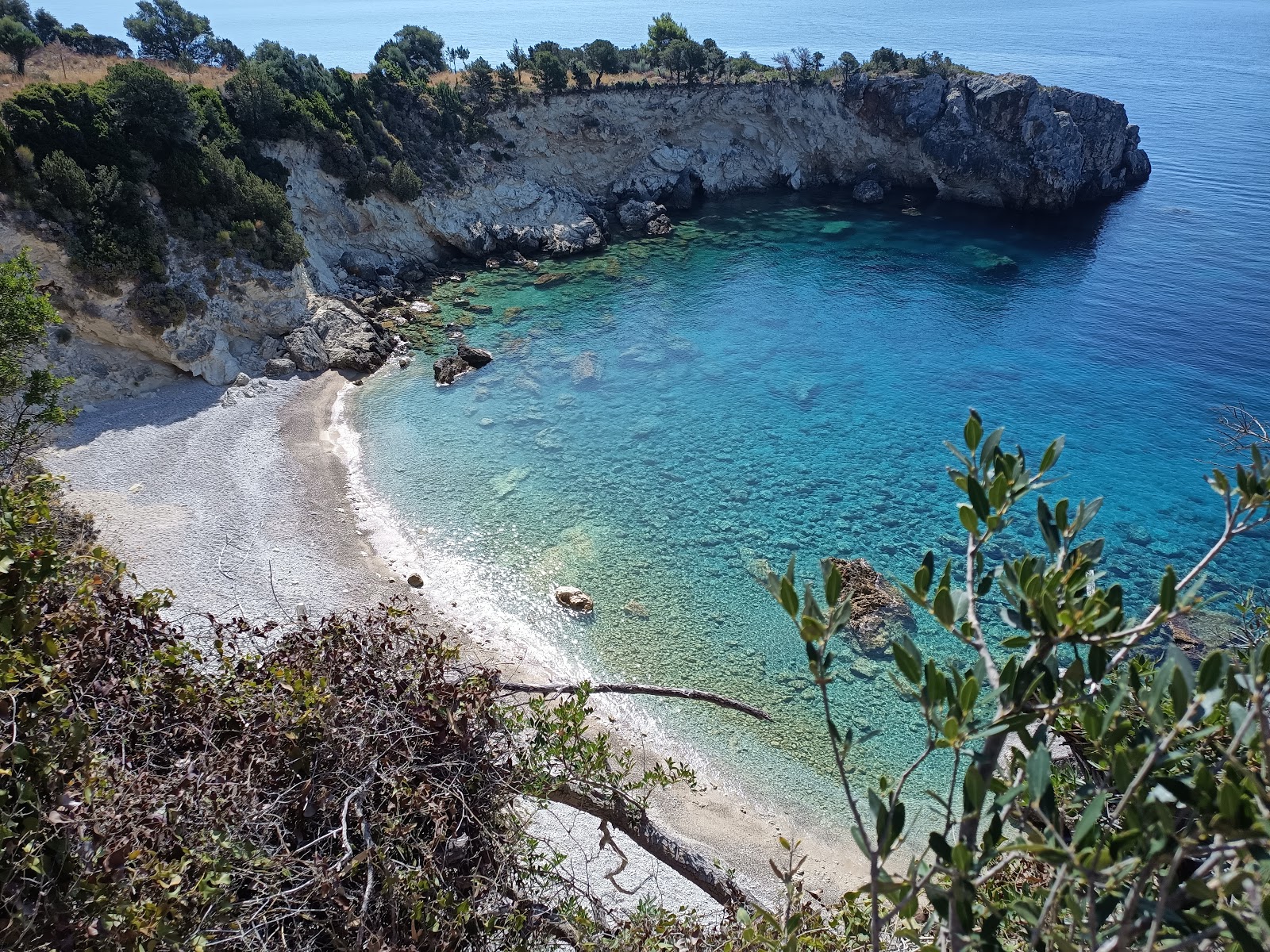 Foto av Kastri Beach med klippig terräng yta