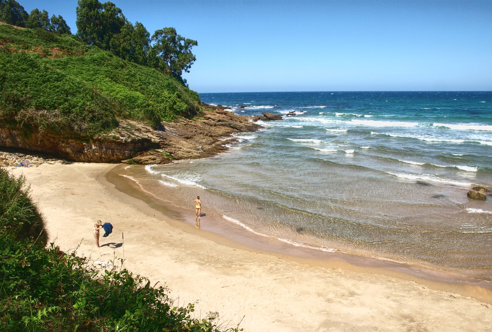 Playa de Luana的照片 带有蓝色纯水表面