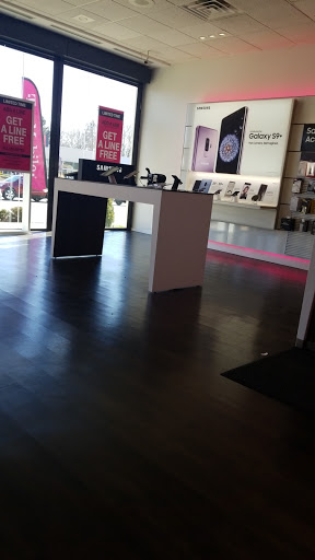 Cell Phone Store «T-Mobile», reviews and photos, 25 City Ave, Bala Cynwyd, PA 19004, USA