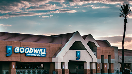 Thrift Store «7th St & Union Hills Goodwill Retail Store & Donation Center», reviews and photos, 710 E Union Hills Dr, Phoenix, AZ 85024, USA