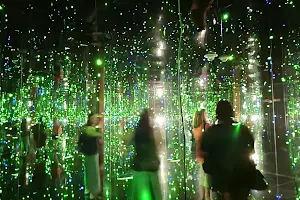 Yayoi Kusama Fireflies Infinity Mirror Room image