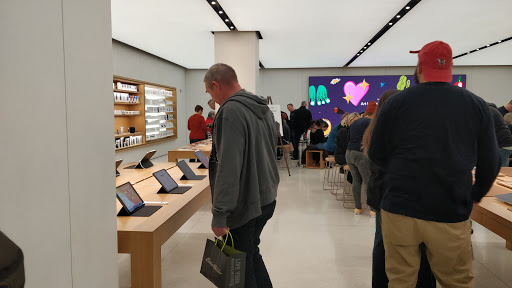 Computer Store «Apple Mayfair», reviews and photos, 2500 N. Mayfair Road, Wauwatosa, WI 53226, USA