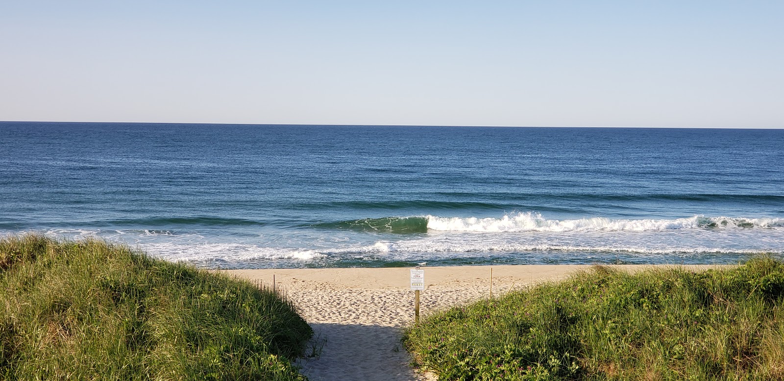 Foto de Nobadeer Beach con recta y larga