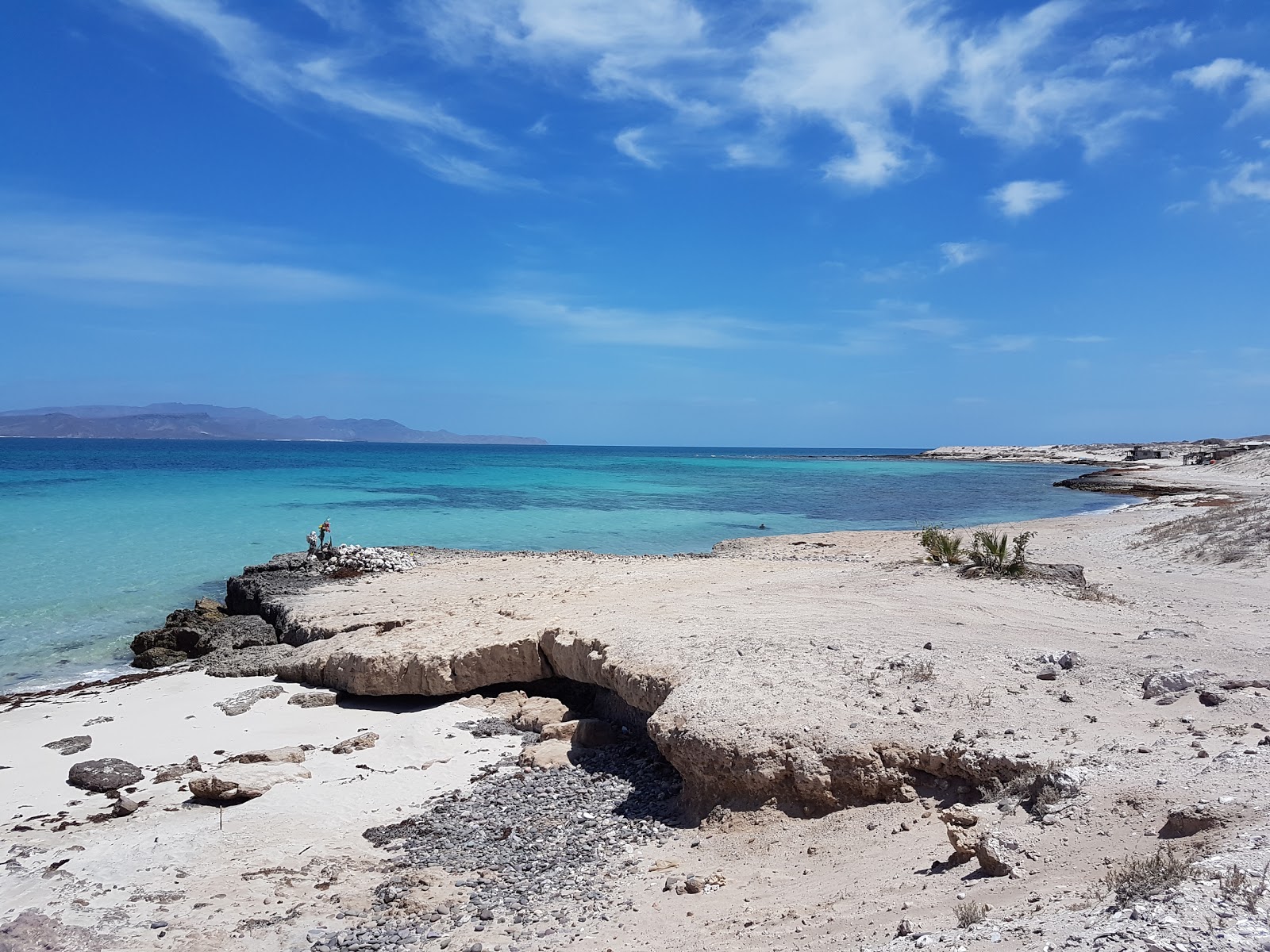 Photo de Las Pilitas avec sable brillant et rochers de surface