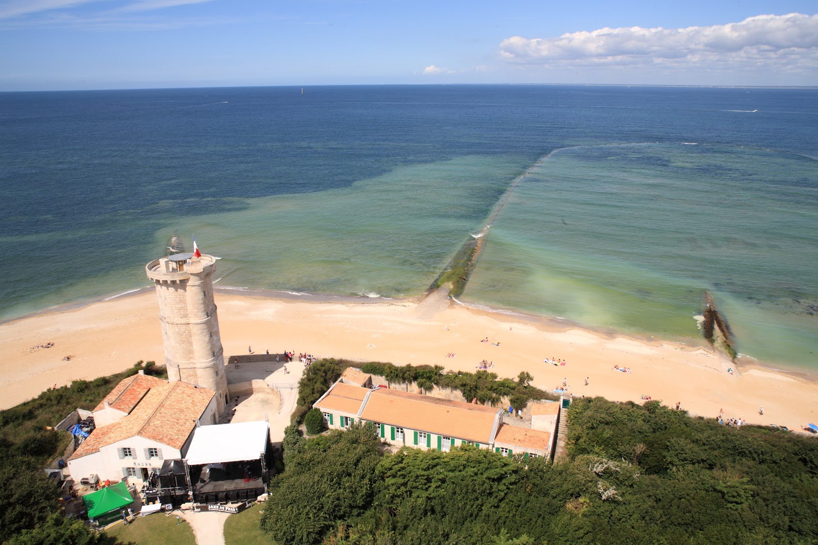 Φωτογραφία του Saint Clement beach με ψιλή άμμος και βότσαλο επιφάνεια