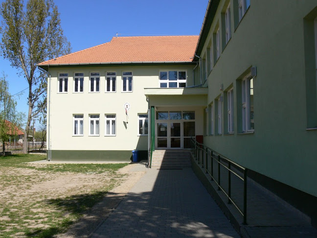 Opinii despre Dr. Mészáros Kálmán Általános Iskola és Napköziotthonos Óvoda în Ároktő - Iskola