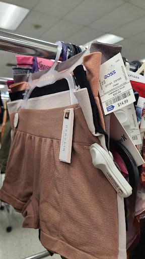 Clothing Store «Ross Dress for Less», reviews and photos, 921 E Commercial Blvd, Oakland Park, FL 33334, USA