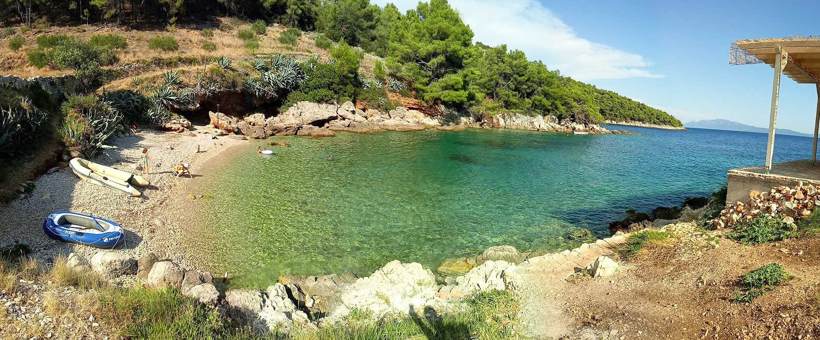 Zdjęcie Jure Medvidina beach z powierzchnią turkusowa czysta woda