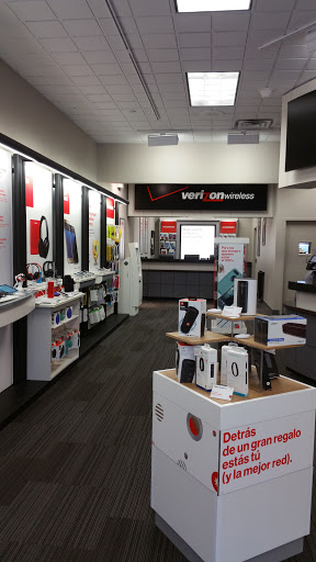 Cell Phone Store «Verizon», reviews and photos, 6451 W Diversey Ave, Chicago, IL 60707, USA