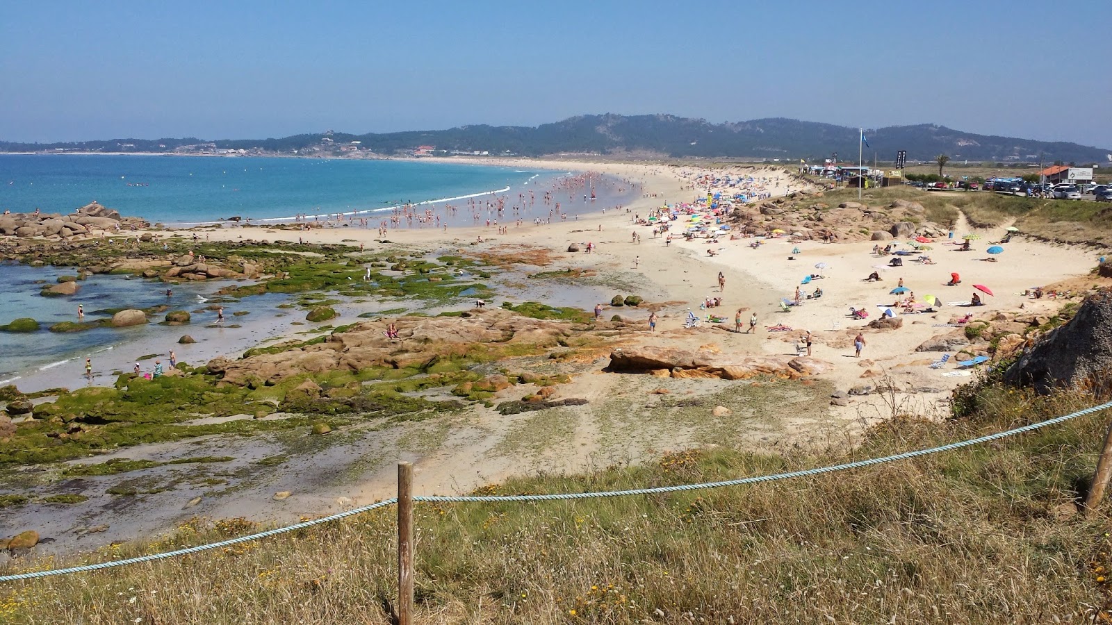 Foto di Spiaggia della Lanzada con una superficie del sabbia beige fine
