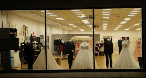Amazing Dress Brautmode -auch in XXL. Abendkleider - Hochzeitsanzüge und vieles mehr