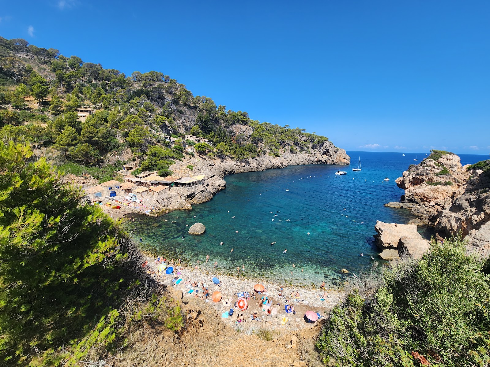 Foto de Cala de Deia com terreno rochoso superfície