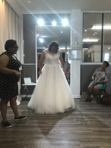 Bridal Shop «Regiss Bridal & Prom - Glasgow», reviews and photos, 114 Ensminger Dr, Glasgow, KY 42141, USA