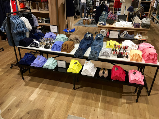 Clothing Store «J.Crew», reviews and photos, 3423 N Southport Ave, Chicago, IL 60657, USA