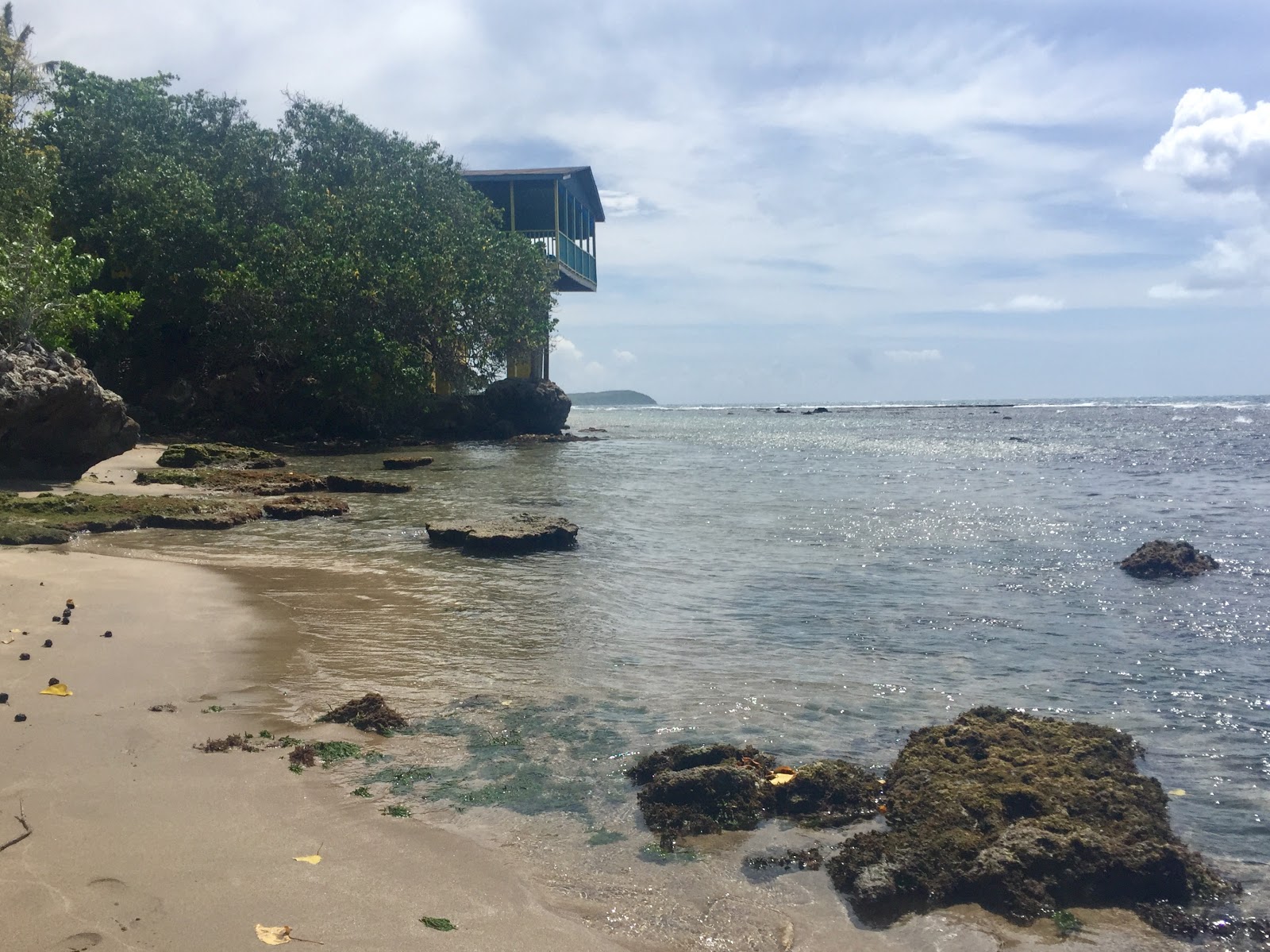 Foto av Billy's Bay Beach omgiven av klippor
