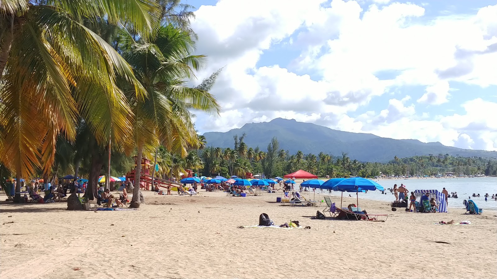 Foto af Playa de Luquillo med lang lige kyst