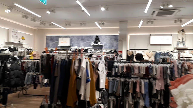 River Island - Clothing store