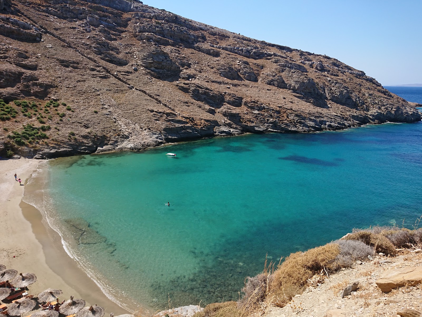 Foto av Paralia Apothikes med liten vik
