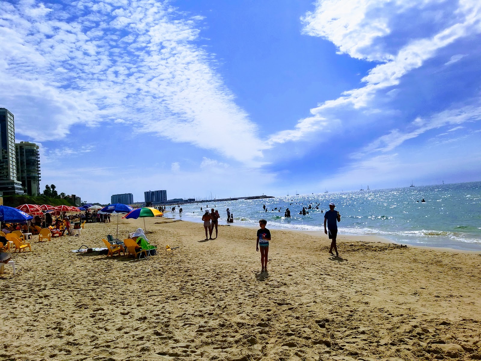 Foto van Herzliya beach met turquoise puur water oppervlakte