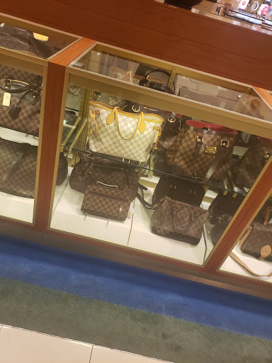 Department Store «Von Maur», reviews and photos, 7900 Shelbyville Rd, Louisville, KY 40222, USA