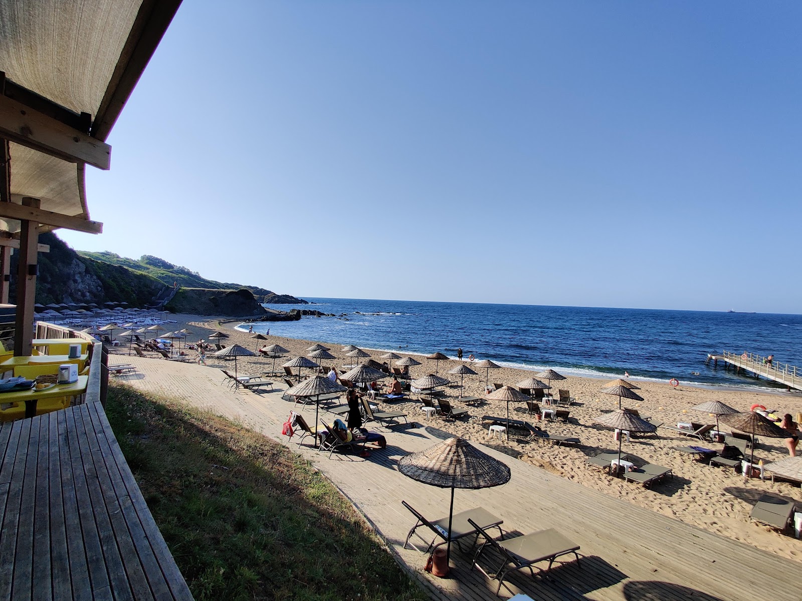 Foto di Milyos beach sorretto da scogliere