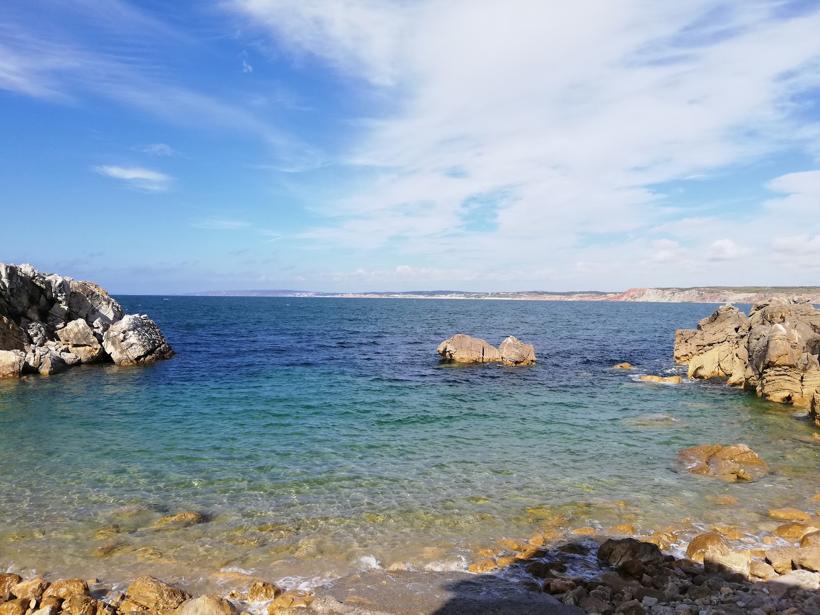 Foto von Praia dos Barcos mit kleine bucht
