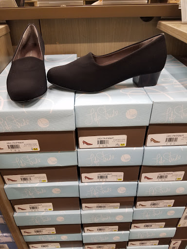 Shoe Store «DSW Designer Shoe Warehouse», reviews and photos, 25 Ronson Rd, Iselin, NJ 08830, USA