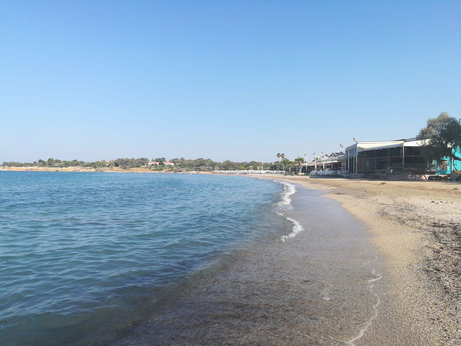 Voula beach'in fotoğrafı kahverengi kum yüzey ile