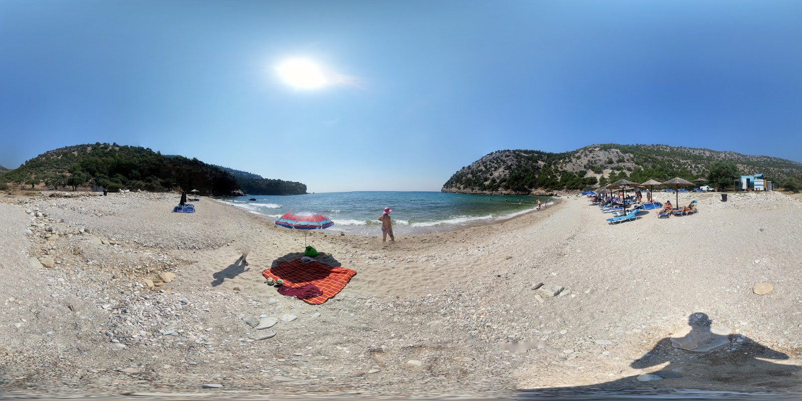 Foto di Livadi beach con baia piccola