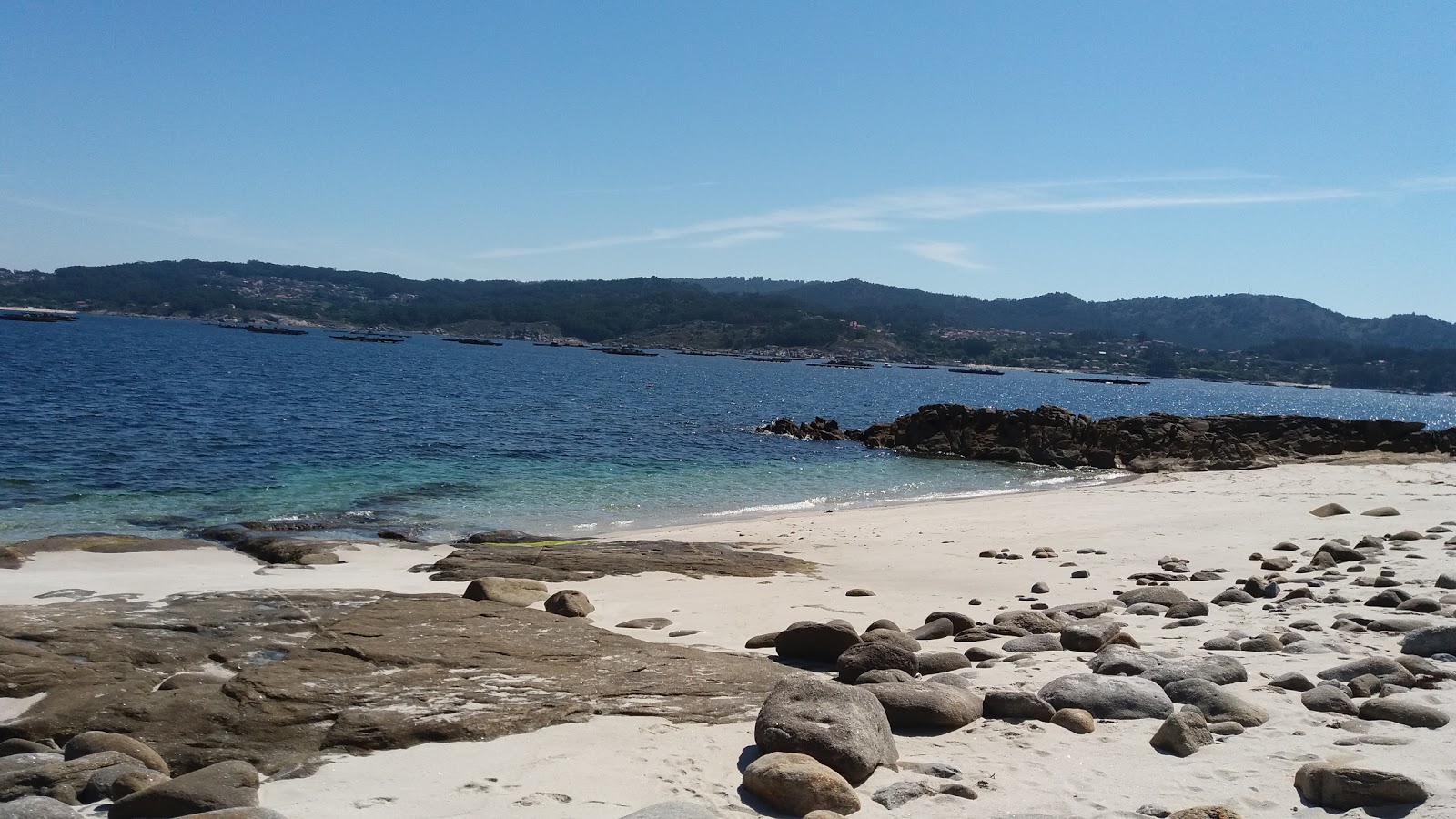 Praia de Lalada的照片 带有白色细沙表面