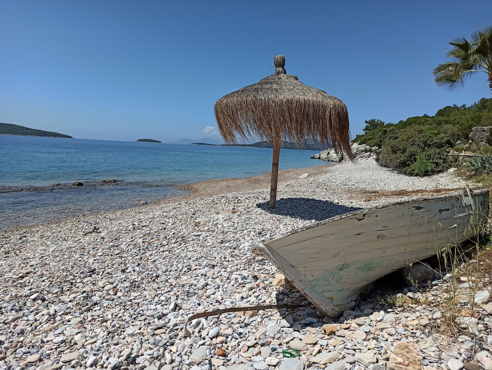 Fotografie cu Dangir Bay cu o suprafață de apă pură albastră