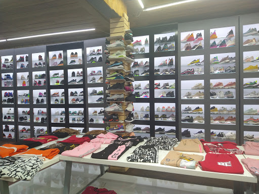 Shoe Store «Outlet Shoes & Rugs», reviews and photos, 221 E Ledbetter Dr, Dallas, TX 75216, USA