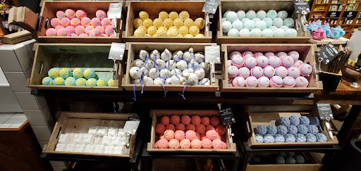 Cosmetics Store «Lush», reviews and photos, 112 E Broadway, Bloomington, MN 55425, USA