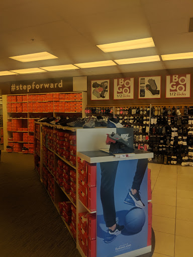 Shoe Store «Famous Footwear», reviews and photos, 211 NE Englewood Rd, Kansas City, MO 64118, USA