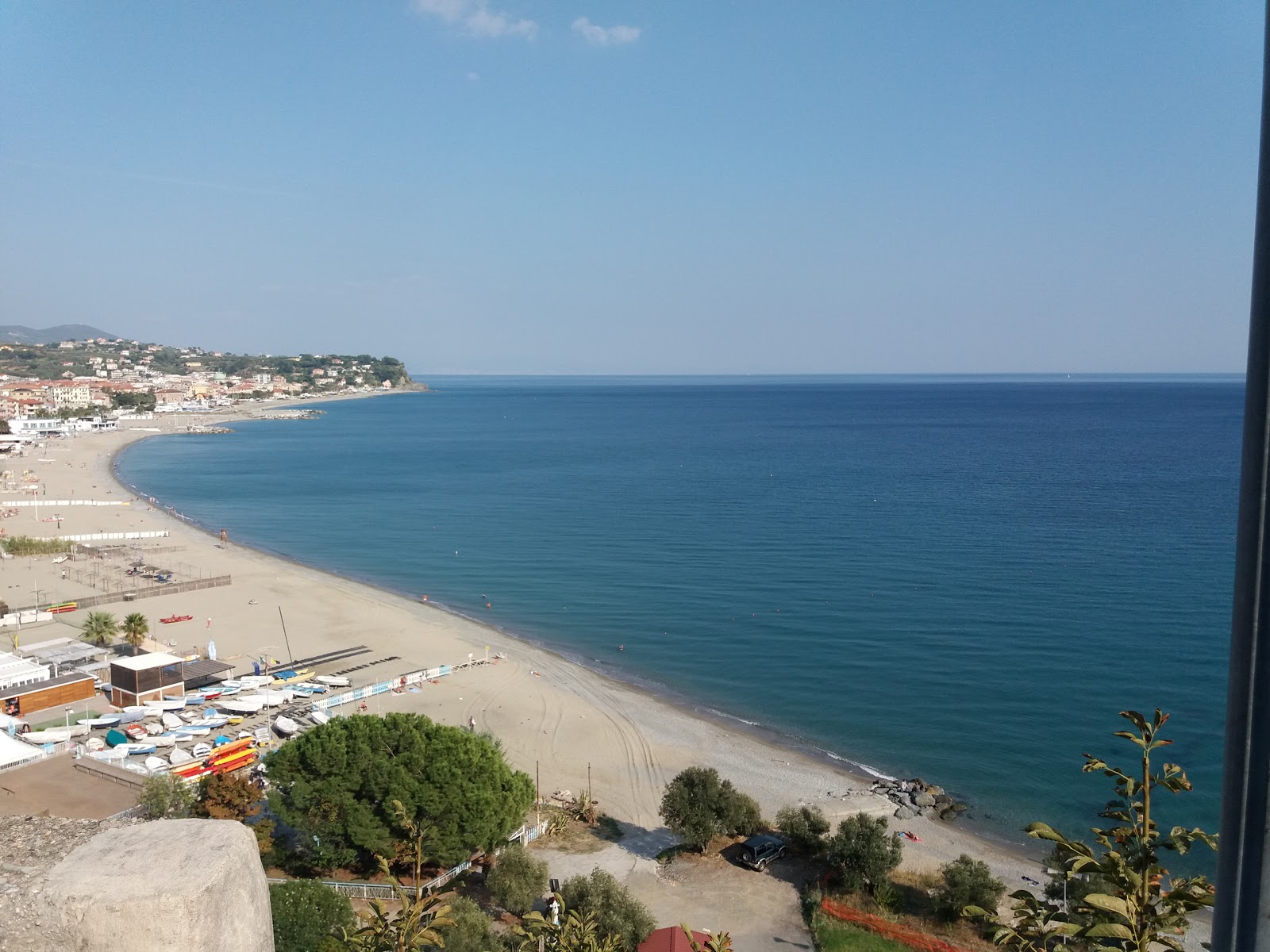 Foto di Soleluna beach con una superficie del sabbia scura