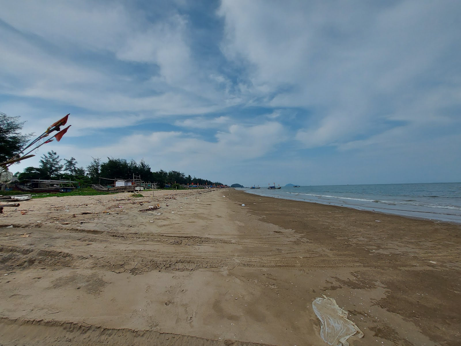 Valokuva Hoang Truong Beachista. pinnalla kirkas hiekka:n kanssa