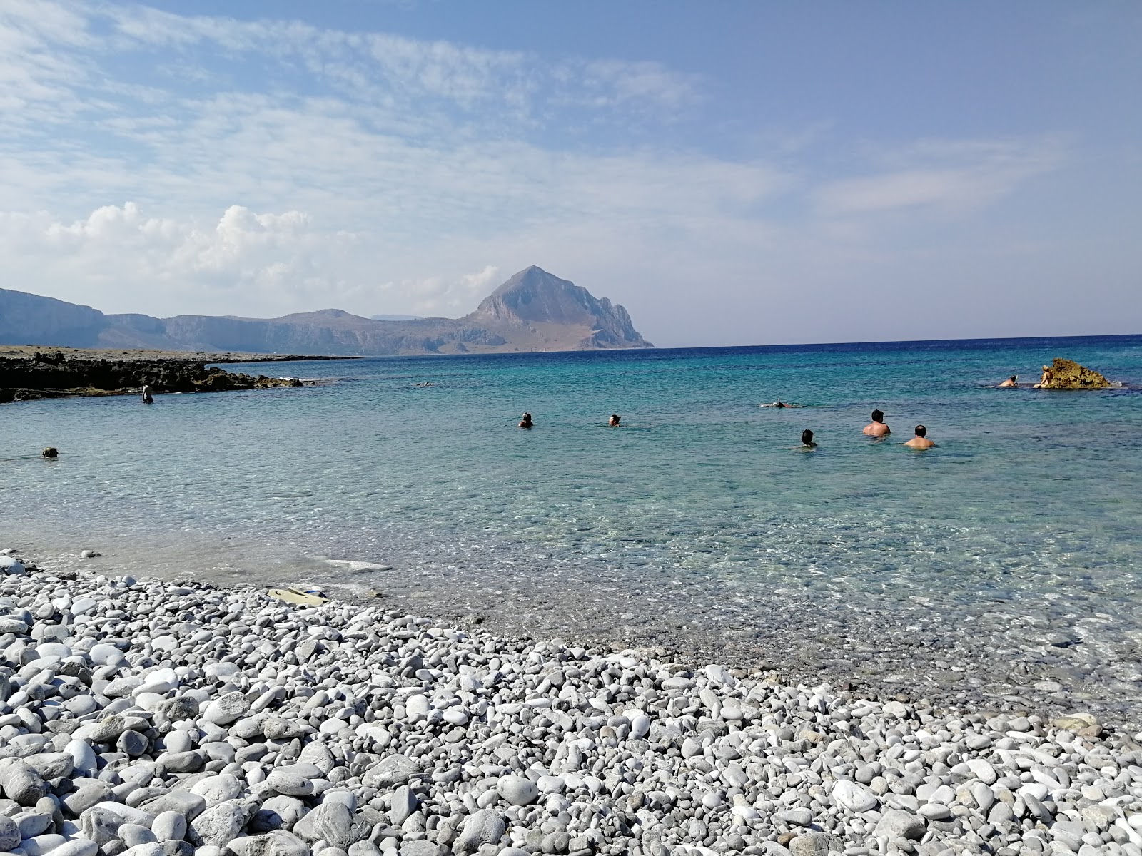 Fotografie cu Bue Marino Beach sprijinit de stânci