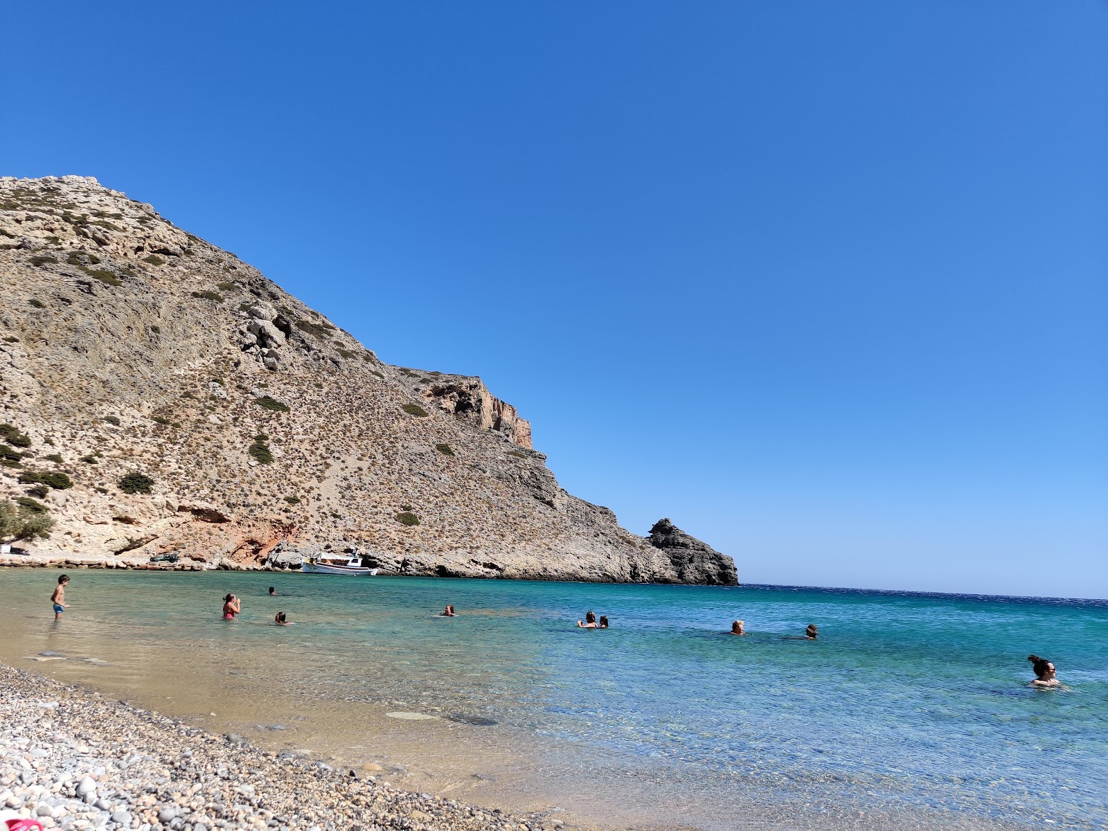 Valokuva Helatros Beach Kasos Greeceista. ja sen kaunis maisema