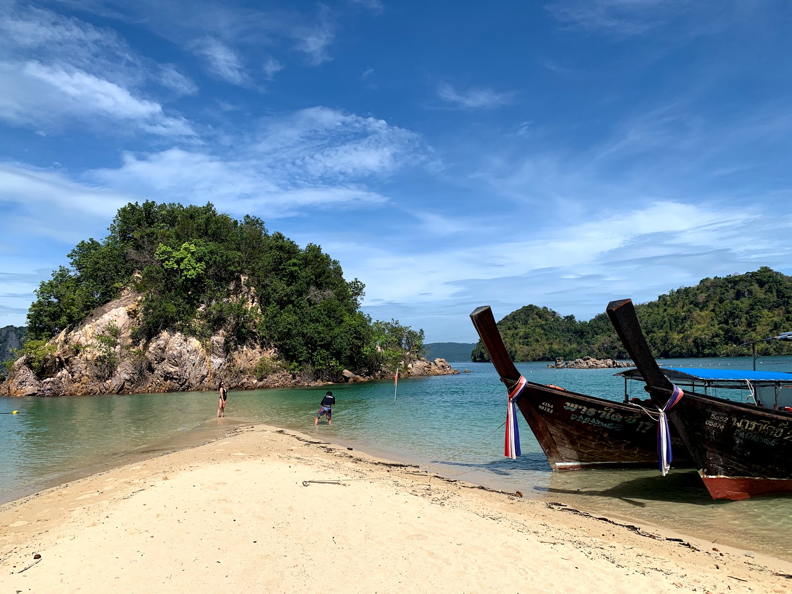 Fotografie cu Koh Phak Bia Beach și peisajul său frumos