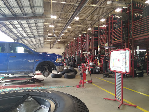 Tire Shop «Discount Tire Store - Auburn Hills, MI», reviews and photos, 200 Brown Rd, Auburn Hills, MI 48326, USA