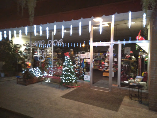 Island Dog, 410 Mallery St, Saint Simons Island, GA 31522, USA, 