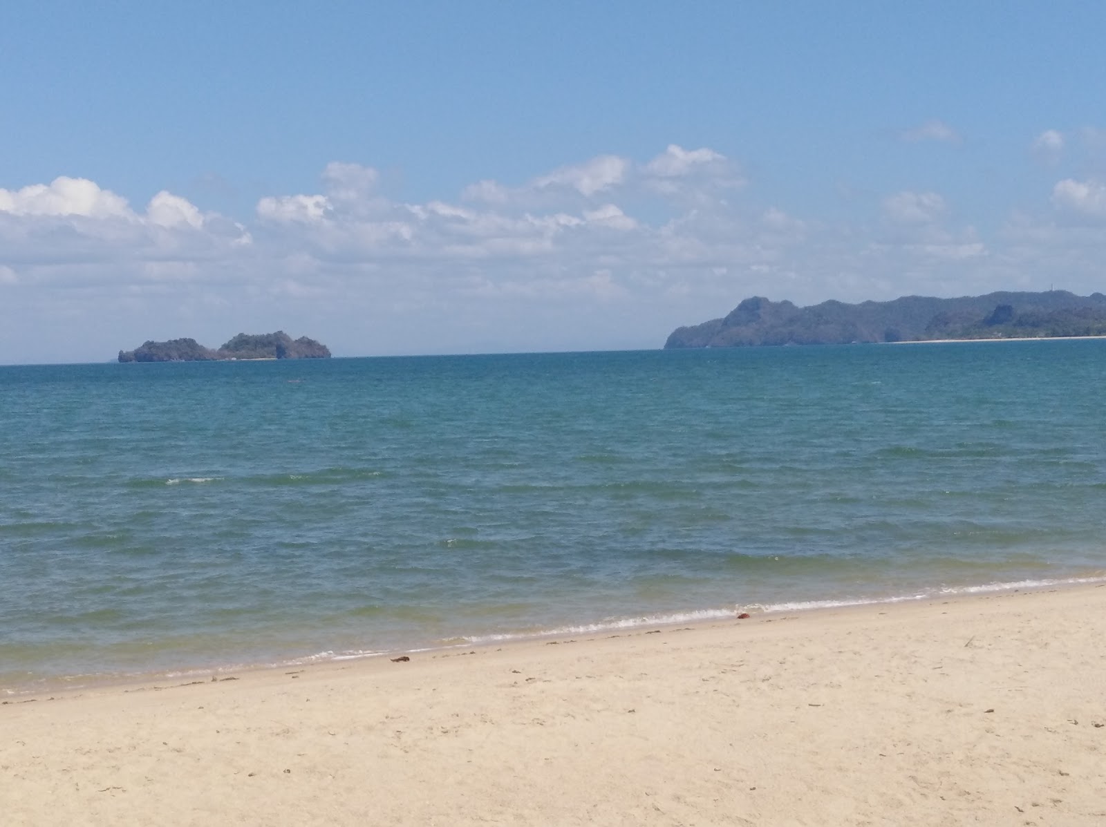 Teluk Yu Beach'in fotoğrafı çok temiz temizlik seviyesi ile