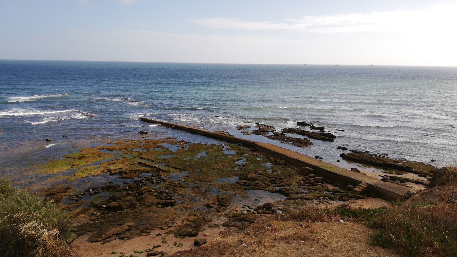 Foto von Praia das Avencas mit geräumige küstenlinie