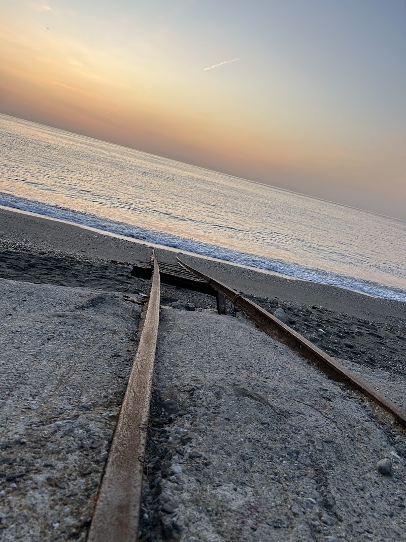 海へと続く線路