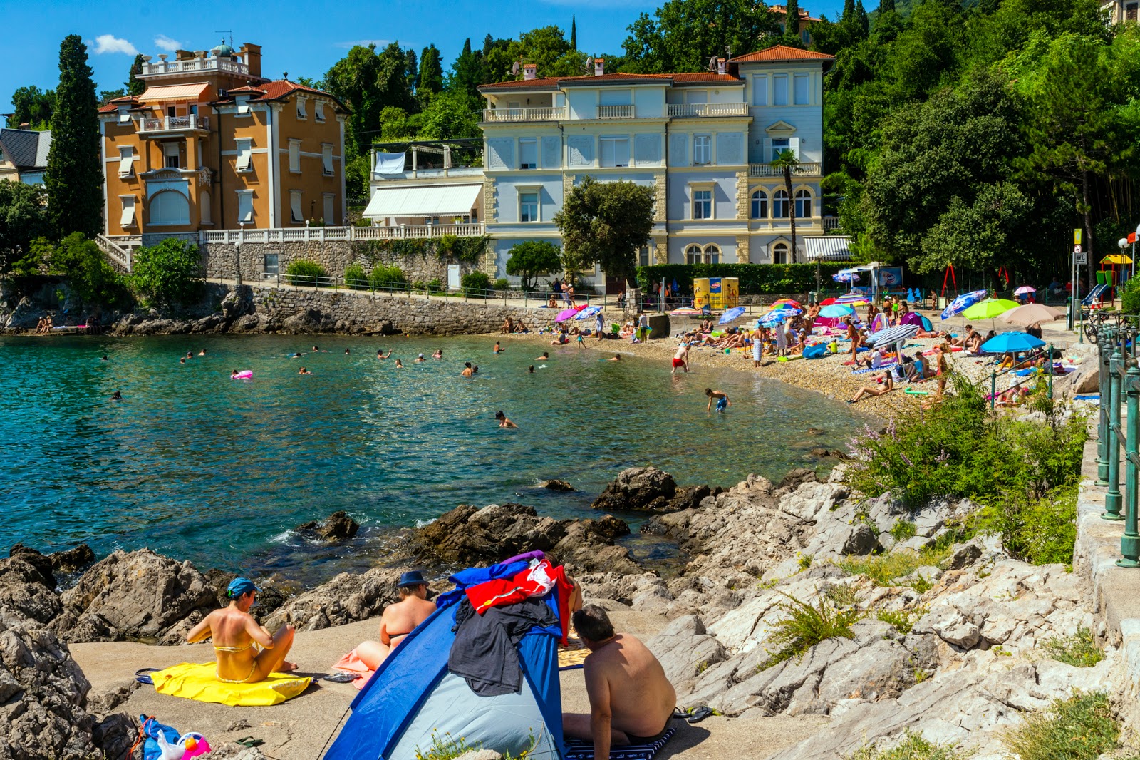 Foto di Volosko beach con una superficie del ciottoli grigi