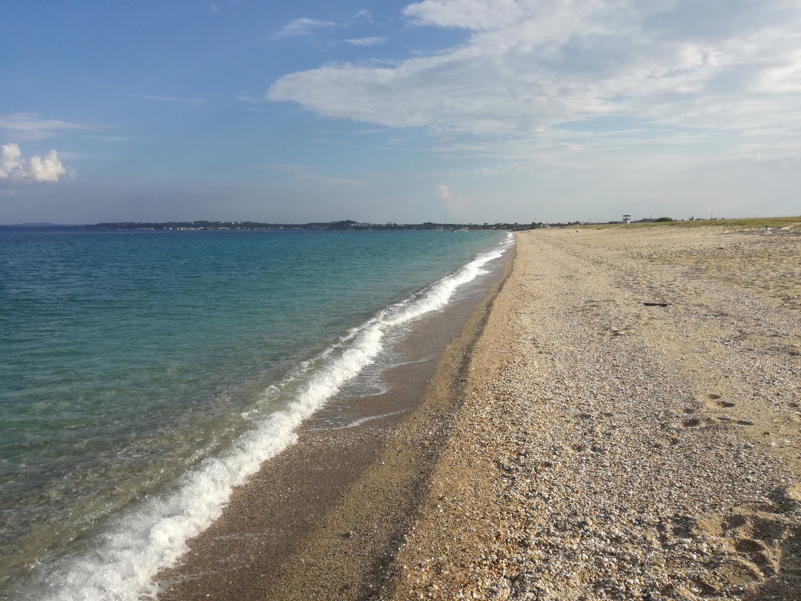 Foto av Agios Mamas med lång rak strand